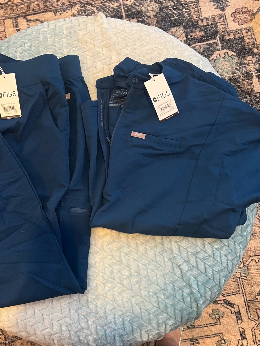 Figs NWT jogger set W
Size L/ XL